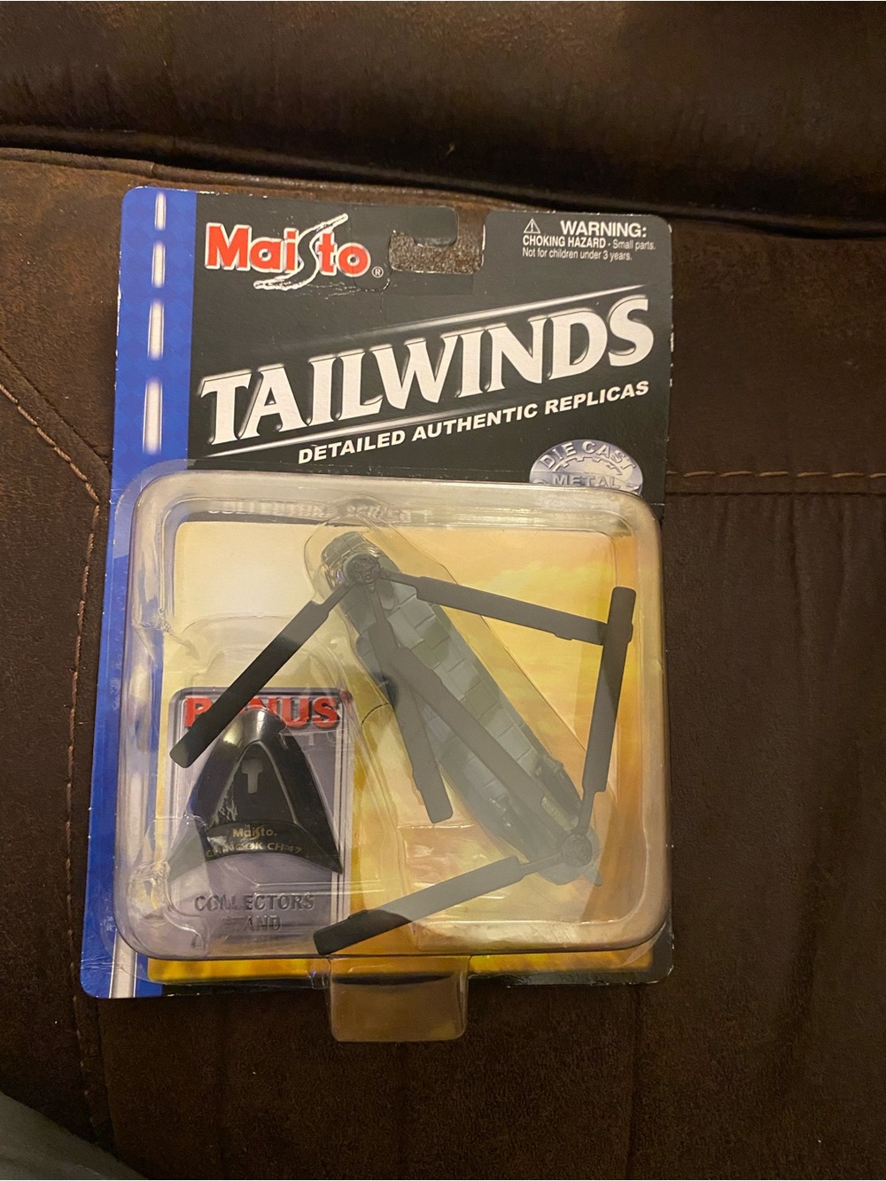 Maisto Tailwinds Chinook CH-47 Diecast Helicopter with Stand